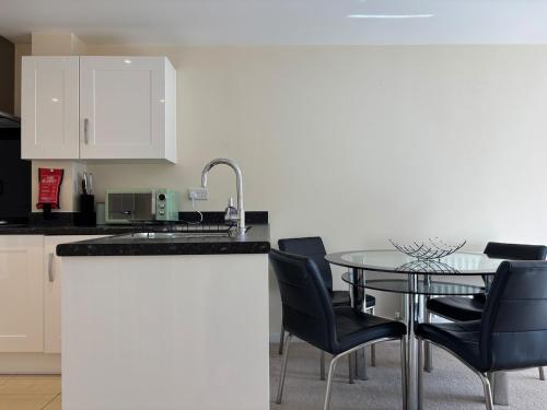 4BR Home - Gym - 3BA - Free Parking - En-suite - Near LGW Airport in Horsham