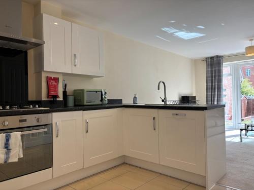 4BR Home - Gym - 3BA - Free Parking - En-suite - Near LGW Airport in Horsham