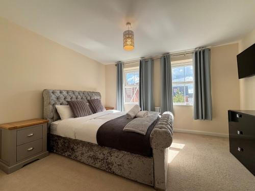 4BR Home - Gym - 3BA - Free Parking - En-suite - Near LGW Airport in Horsham