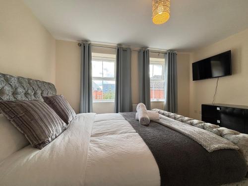 4BR Home - Gym - 3BA - Free Parking - En-suite - Near LGW Airport in Horsham