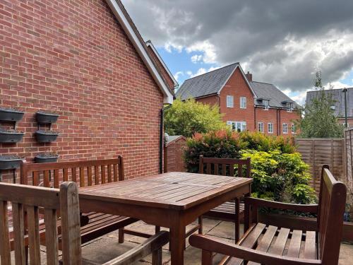 4BR Home - Gym - 3BA - Free Parking - En-suite - Near LGW Airport in Horsham