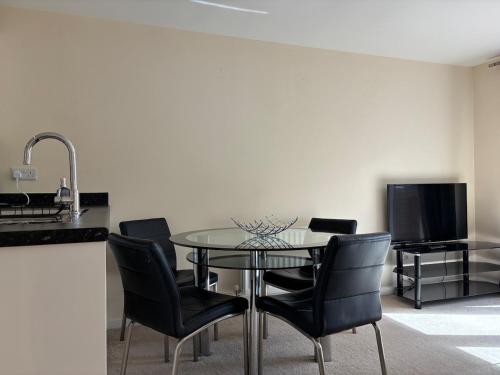 4BR Home - Gym - 3BA - Free Parking - En-suite - Near LGW Airport in Horsham