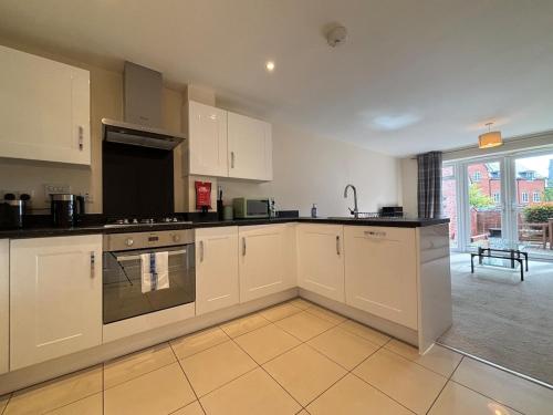 4BR Home - Gym - 3BA - Free Parking - En-suite - Near LGW Airport in Horsham