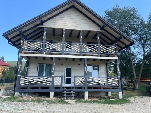 ทัศนียภาพภายนอกโรงแรม, Black & White House in มิคูลิชิน