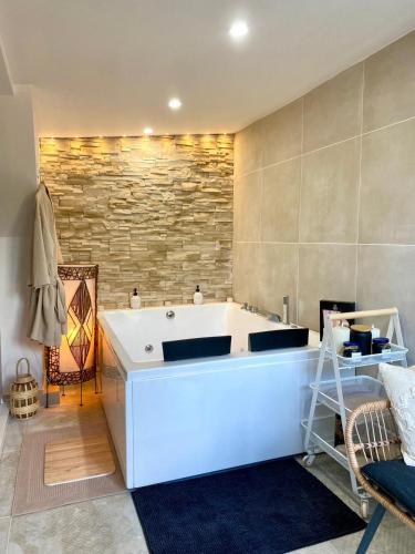 Atelier chaleureux 40m2 - Jacuzzi - proche CDG Parc des expo - Location saisonnière - Tremblay-en-France