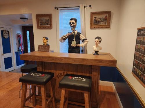 Pub/Lounge, Old Salem House 15 mins from downtown Salem in Peabody