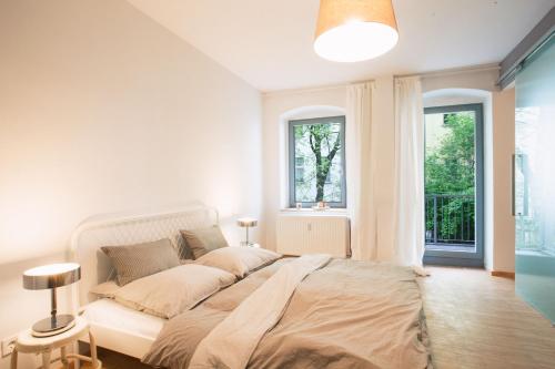 Large 150m2 Apartment with Balcony & Terrace in Trendy Prenzlauer Berg, Berlín