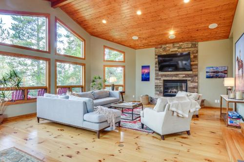Blissful Breck Home with View and Hot Tub, 1 Mi to Ski in Breckenridge, USA