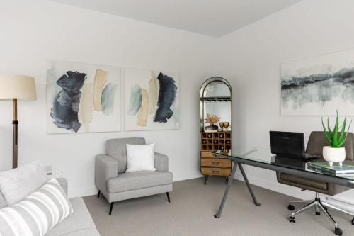 Modern 2BR Loft Condo with Rooftop Patio and Parking