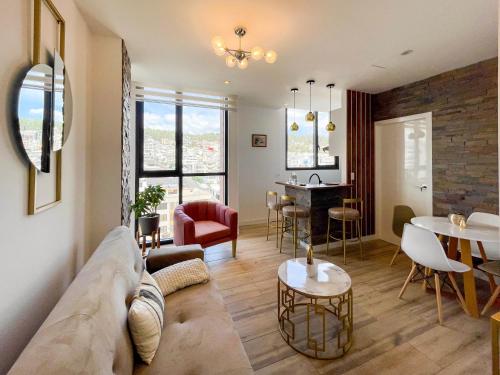 Stunning high-rise apartment with panoramic view, Jacuzzi, gym, Near Carolina Park, Atahualpa Stadium, Quicentro Shopping