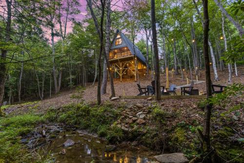 15 min to Town, Creekside, Sauna, Hot Tub, Fire Pit
