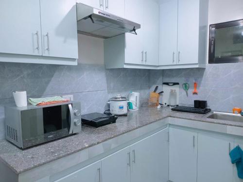 Kitchen, 2 BED, 2 BATH, GATED & Free PARKING CLOSE TO DOWNTOWN in Matina Pangi