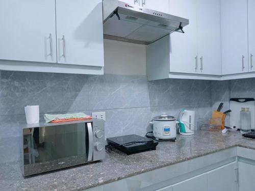 Kitchen, 2 BED, 2 BATH, GATED & Free PARKING CLOSE TO DOWNTOWN in Matina Pangi