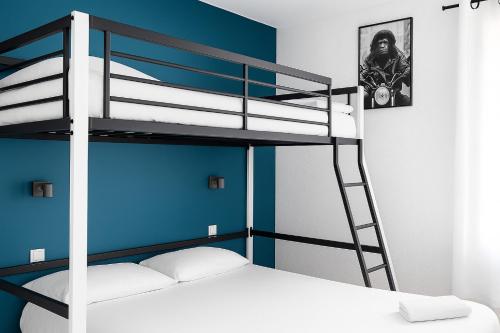 1 double bed, 1 bunk bed