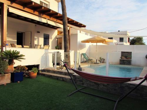 VILLA ROMPEOLAS JUNTO al MAR con PISCINA PRIVADA