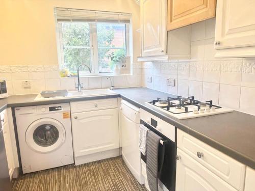 Woodland House - 4 Bedroom in Ashford wt Parking