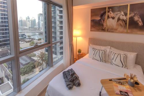 Stylish Studio Apartment with a Balcony Offering Sophistication, Spectacular Views & Beachside Living!, Dubaj