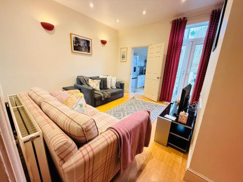 2 BED home in Birmingham Contractors free parking and fast Wi-Fi, Birmingham (foto 3)