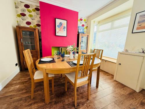 2 BED home in Birmingham Contractors free parking and fast Wi-Fi, Birmingham (foto 7)