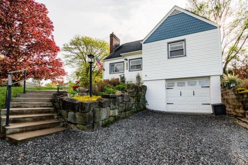 Delightful & Well Provisioned Home in Ideal Local in Nixon (PA)