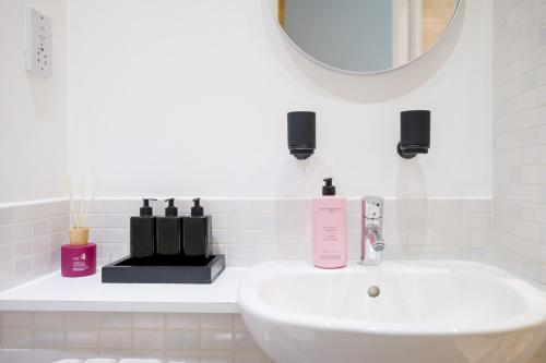 Spacious 2 Bed 2 Bath Apartment with Balcony - Birmingham City Centre, Birmingham (photo 3)