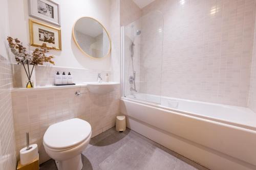 Spacious 2 Bed 2 Bath Apartment with Balcony - Birmingham City Centre, Birmingham (photo 9)