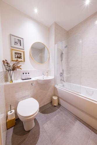 Spacious 2 Bed 2 Bath Apartment with Balcony - Birmingham City Centre, Birmingham (photo 10)