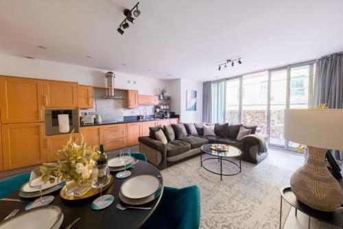 Spacious 2 Bed 2 Bath Apartment with Balcony - Birmingham City Centre