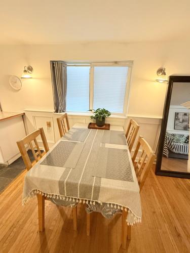 heart of Kitsilano area,5 mins walk to kits beach,no share with other people stay in Vancouver, Canada