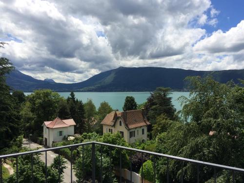 Apartment with Lake View