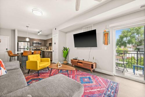 2BR Downtown SLC Hot Tub Free Parking