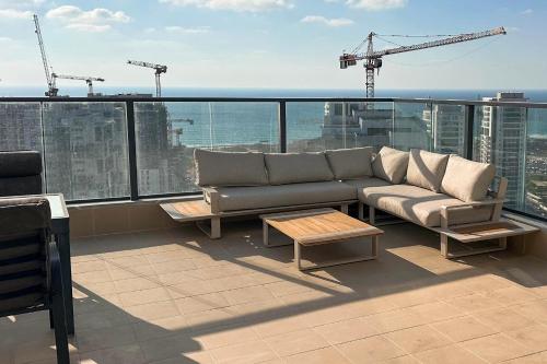 Sky26 Mini Penthouse with Private Pool and Sea View in บัท ยัม