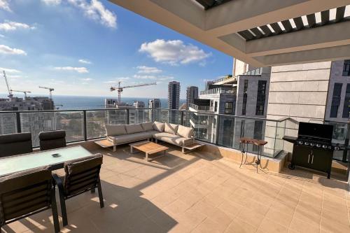 Sky26 Mini Penthouse with Private Pool and Sea View in บัท ยัม