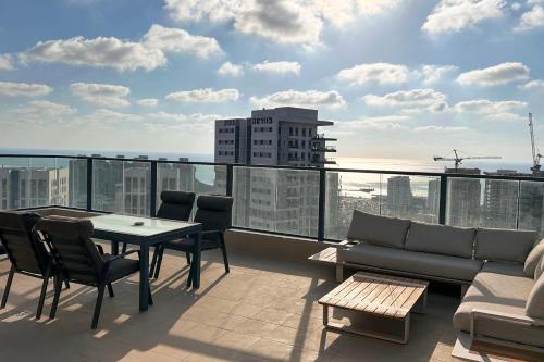 Sky26 Mini Penthouse with Private Pool and Sea View in บัท ยัม