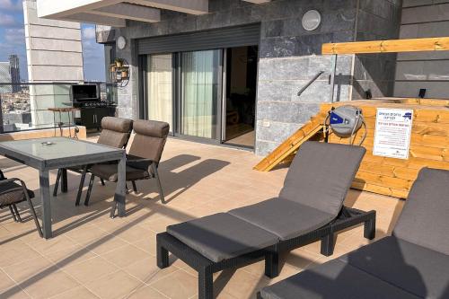 Sky26 Mini Penthouse with Private Pool and Sea View in บัท ยัม