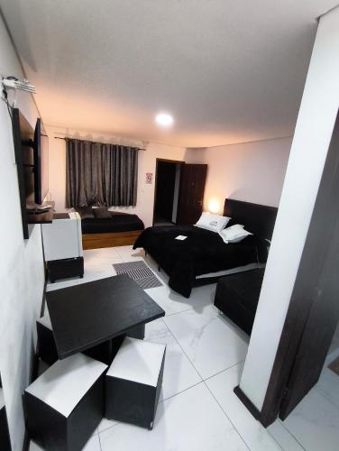 1 queen bed, 2 twin beds
