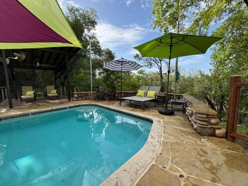 Ducha, The Rivery Retreat, Choose from Luxury Guesthouse Cabin OR Poolside Suite in Lake Austin Hill Countr in Glenbrook
