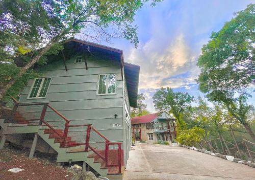 The Rivery Retreat, Choose from Luxury Guesthouse Cabin OR Poolside Suite in Lake Austin Hill Country – Austin, TX