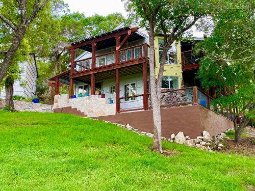The Rivery Retreat, a Luxury Guesthouse Cabin & Suite in the Hill Country-Lake Austin in Austin, USA