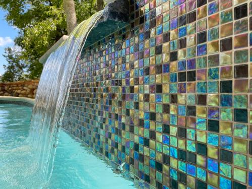 The Rivery Retreat, Choose from Luxury Guesthouse Cabin OR Poolside Suite in Lake Austin Hill Country – Austin, TX
