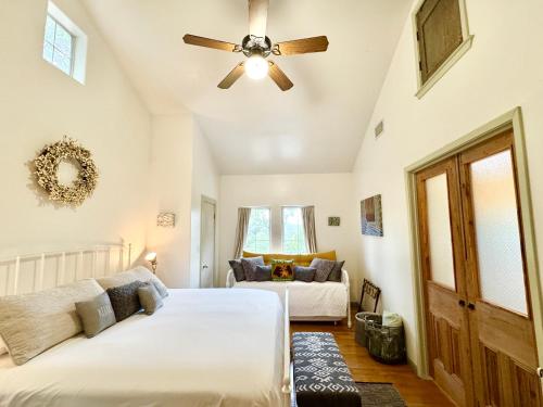 The Rivery Retreat, Choose from Luxury Guesthouse Cabin OR Poolside Suite in Lake Austin Hill Countr in Glenbrook