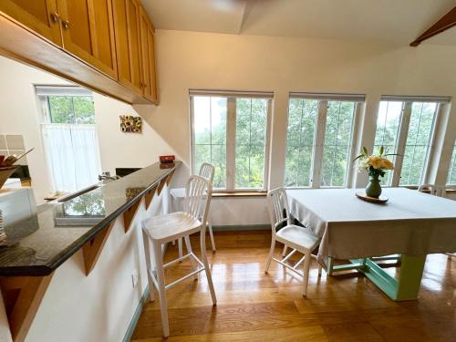 Cocina, The Rivery Retreat, Choose from Luxury Guesthouse Cabin OR Poolside Suite in Lake Austin Hill Countr in Glenbrook