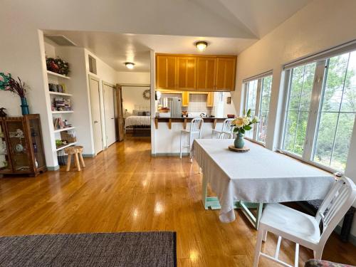 Cocina, The Rivery Retreat, Choose from Luxury Guesthouse Cabin OR Poolside Suite in Lake Austin Hill Countr in Glenbrook