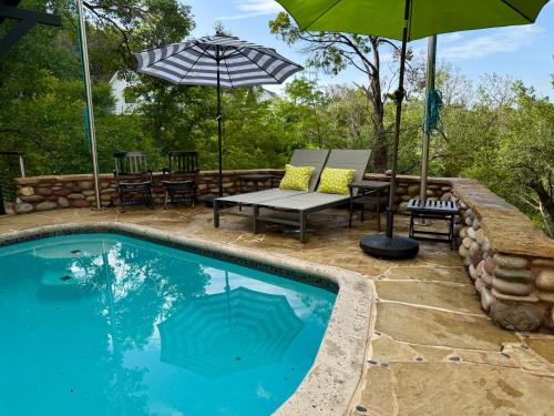 Instalaciones, The Rivery Retreat, Choose from Luxury Guesthouse Cabin OR Poolside Suite in Lake Austin Hill Countr in Glenbrook