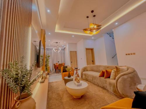 Lekki Luxury 4 bed with 24hour power & security, WiFi,&PS5