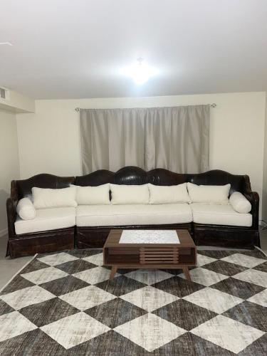Cozy 2 Bedrooms 1and half Bathrooms Near Prudential with Parking Entire Apartment