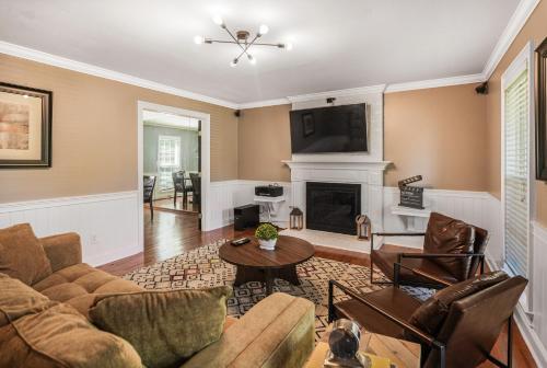 . Large Beautiful Home sleeps 16+