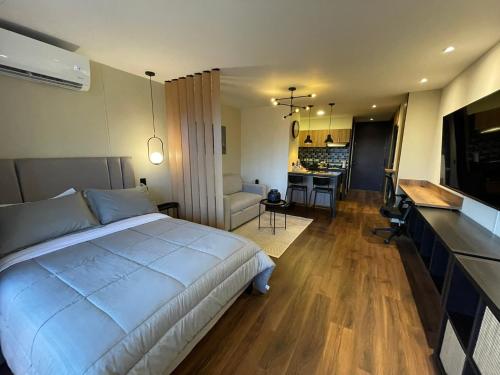 Premium Studio near Oviedo Mall, El Poblado- Balcony, AC & Fast WiFi