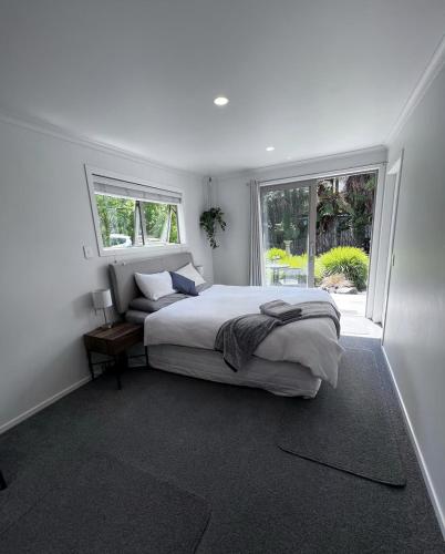 Secluded Lake Ōkāreka Studio Views, Spa, Deck in Rotorua (Secluded Lake Okareka Studio Views, Spa, Deck in Rotorua) in 奧卡雷卡湖