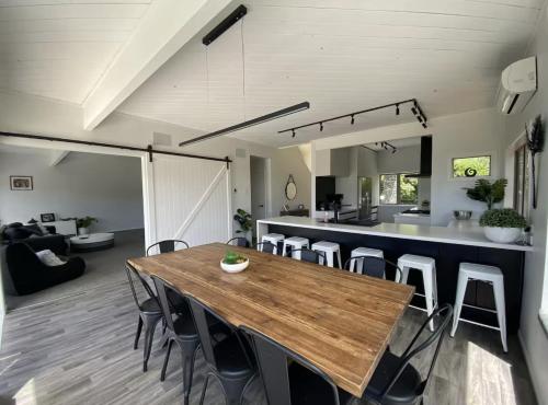 Secluded Lake Ōkāreka Studio Views, Spa, Deck in Rotorua (Secluded Lake Okareka Studio Views, Spa, Deck in Rotorua) in 奧卡雷卡湖